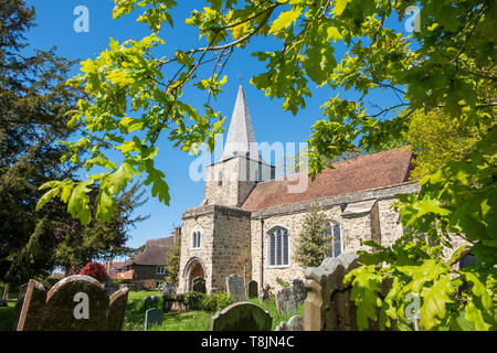 Die malerische St. Nichola Church, Pluckley, Kent, Großbritannien, wurde im Frühjahr gedreht, wo Szenen für die beliebte TV-Serie „The Darling Buds of May“ gedreht wurden. Stockfoto