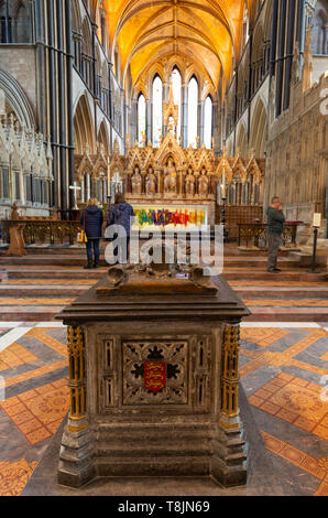 Die Kathedrale von Worcester Innenraum - das Kirchenschiff, mit Grab von König John im Vordergrund, der Altar im Hintergrund, Worcester, Worcestershire England Großbritannien Stockfoto