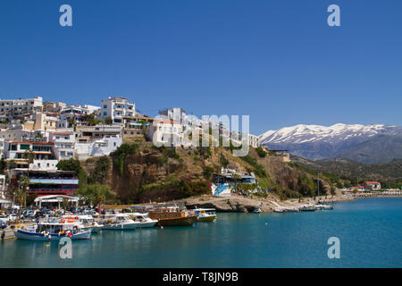Blick auf das charmante Fischerdorf Agia Galini an der Südküste von Kreta, im Hintergrund die schneebedeckten Berge der Idi Stockfoto