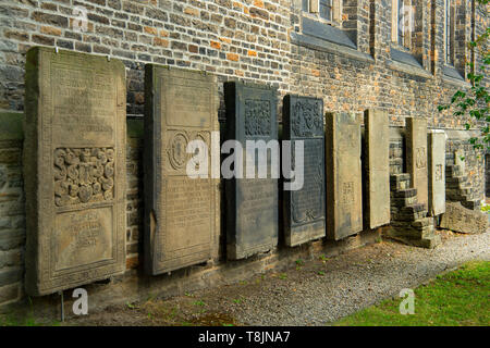 Deutschland, Bayern, 92660 Wetter (Ruhr), Freiheit Wetter, Grabplatten an der Südmauer der evangelisch-reformierten Kirche Stockfoto