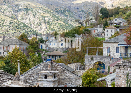 Traditionelles Dorf von Kalarrytes, in der Region Tzoumerka, Ioannina, Epirus, Griechenland, Europa. Stockfoto
