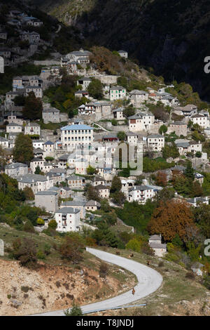 Sirrako Village, einem der schönsten Bergdörfer in Griechenland, in der Region Epirus. Stockfoto