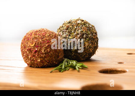 In der Nähe von zwei Weichen Käse Kugeln labne mit Gewürzen auf Holzbrett. Stockfoto