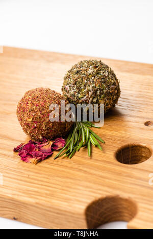 In der Nähe von zwei Weichen Käse Kugeln labne mit Gewürzen auf Holzbrett. Stockfoto