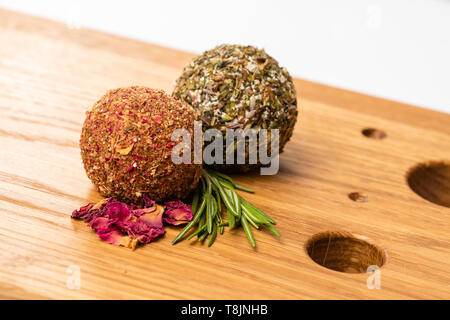 In der Nähe von zwei Weichen Käse Kugeln labne mit Gewürzen auf Holzbrett. Stockfoto