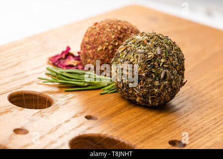 In der Nähe von zwei Weichen Käse Kugeln labne mit Gewürzen auf Holzbrett. Stockfoto