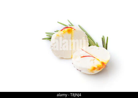 Die beiden Hälften des Käse Ball mit Zweig Thymian auf weißem Hintergrund. Stockfoto