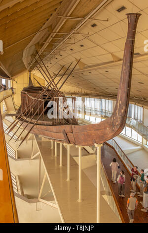 Diese ursprüngliche, intakt, große Boot war fast sicher für die alten ägyptischen Pharao Khufu vor über 4.000 Jahren erbaut. 1954 Das Schiff w Stockfoto