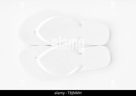 White flip flops auf einem weißen Hintergrund. Helle, high key Exposition. Stockfoto