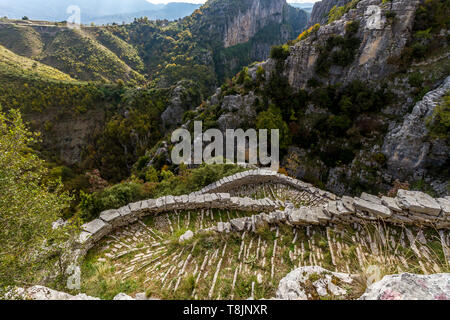 Die Scala in, eine fantastische Steinweg, ein echtes Meisterwerk der traditionellen Technik in Zagori Region, Ioannina, Griechenland Stockfoto