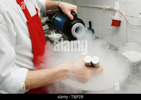 Chef kocht Eis mit flüssigem Stickstoff Stockfoto