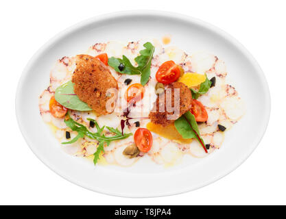 Tintenfisch carpaccio in der Platte auf weißem Hintergrund Stockfoto