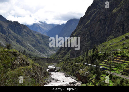 Zug nach Machu Picchu durch die schöne Landschaft, die mit den klassischen Inka Trail auf der linken Seite des Flusses Vilcanota. Stockfoto