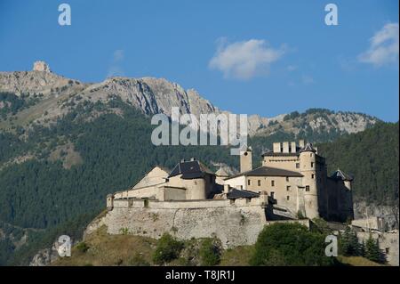 Frankreich, Hautes Alpes, Queyras massiv, Saint Veran, unten im Tal der Guil Burg Queyras und den Zahn von Ratier (2660 m) Stockfoto