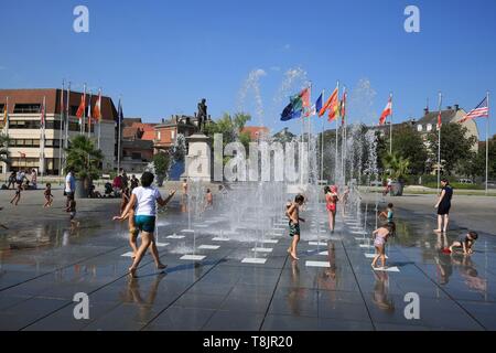 Frankreich, Haut Rhin, Colmar, Kindern beim Spielen im Brunnen am Platz Rapp in Colmar. Stockfoto