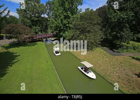 Deutschland, Baden-Württemberg, Karlsruhe, Bootsfahrt im Botanischen Garten Park und Karlsruhe Zoo Stockfoto