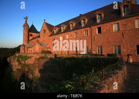 Frankreich, Bas Rhin, Ottrott, Mont Saint Odile, Mont Sainte Odile ist ein Vogesen, bei 764 Meter über dem Meeresspiegel gipfelten, Es wird von der Hohenburg Abbey, ein Kloster mit Blick auf die Ebene des Elsass überwunden Stockfoto