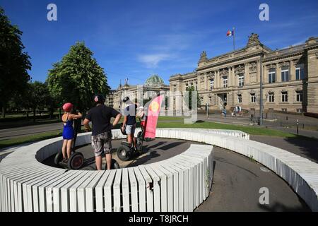 Frankreich, Bas Rhin, Straßburg, Stadtteil Neustadt aus dem deutschen Periode als Weltkulturerbe der UNESCO, Segway Touristen, Place de la Republique gegenüber dem National Theater von Straßburg bei 7 Place de la Republic Stockfoto