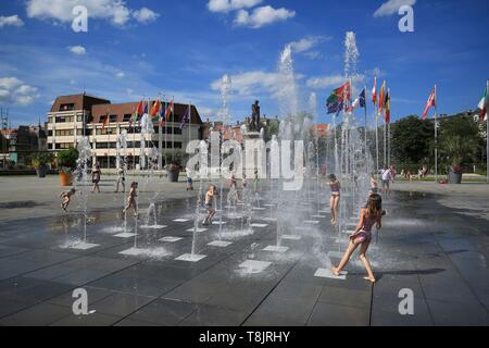 Frankreich, Haut Rhin, Colmar, Kindern beim Spielen im Brunnen am Platz Rapp in Colmar. Stockfoto