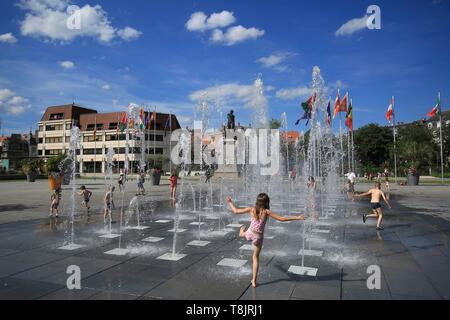 Frankreich, Haut Rhin, Colmar, Kindern beim Spielen im Brunnen am Platz Rapp in Colmar. Stockfoto