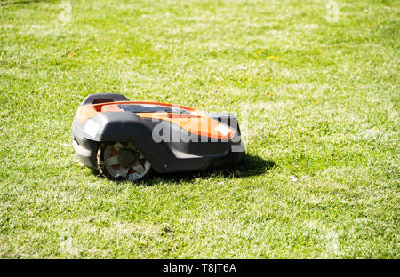 Husqvarna Automower Roboter Rasenmäher schneiden den Rasen, Großbritannien Stockfoto