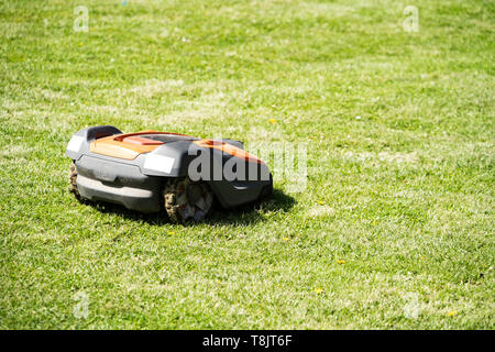 Husqvarna Automower Roboter Rasenmäher schneiden den Rasen, Großbritannien Stockfoto