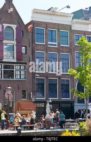 Touristen außerhalb des Anne Frank Hauses in Amsterdam. Stockfoto