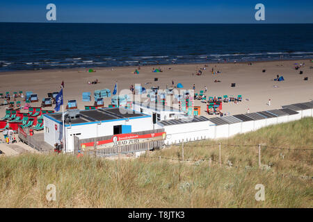 Strand mit Strandbar und Liegestühle am Strand von Egmond, Nordsee, Holland, Niederlande Stockfoto