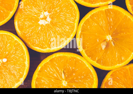 Orange hinterlegt. Nahaufnahme der Hälfte schneiden Sie das Obst in Muster nebeneinander Stockfoto