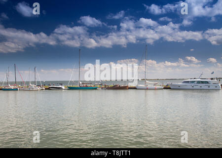 Boote an der Hafeneinfahrt von den kleinen Hafen von Volendam, Markermeer, Holland, Niederlande Stockfoto