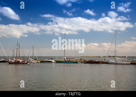 Boote an der Hafeneinfahrt von den kleinen Hafen von Volendam, Markermeer, Holland, Niederlande Stockfoto