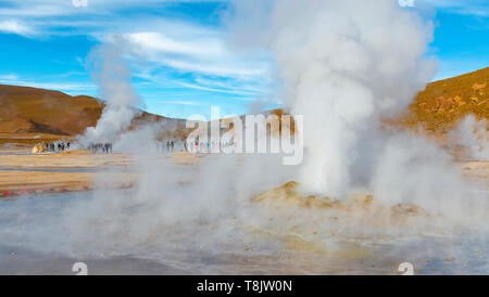 Eine große Gruppe von unkenntlich Touristen in der Kondensstreifen, Fumarolen und Geysir Kegel des Tatio Geysir Feld bei Sonnenaufgang, Atacama, Chile. Stockfoto