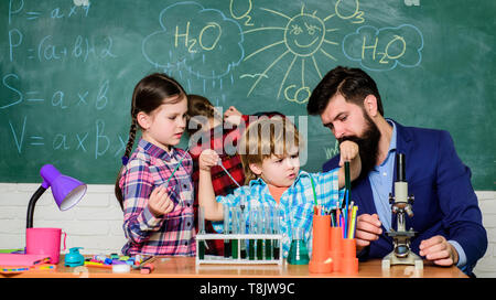 Studenten, Experimente mit Mikroskop im Labor der Schule Wissenschaftler Wissenschaft. glückliche Kinder Lehrer. zurück zur Schule. Kleine Kinder lernen in der Schule Chemie Labor. Stockfoto