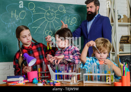 Schule Chemie Labor. Labor Forschung - Wissenschaftliche Projekt für chemischen Test. zurück zur Schule. Studenten, die zusammen arbeiten. Wissenschaft und Bildung. Chemielabor. Kinder Lehrer. Stockfoto