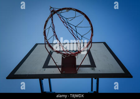 Basketball Korb auf und blauer Himmel. Basketball Korb und Brett auf dem Hintergrund des blauen Himmels. Stockfoto