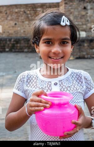 Sri Lanka, zentrale Provinz, Kandy, Weltkulturerbe, Kind im Tempel des Heiligen Zahns oder Sri Dalada Maligawa im königlichen Palast Komplex Stockfoto