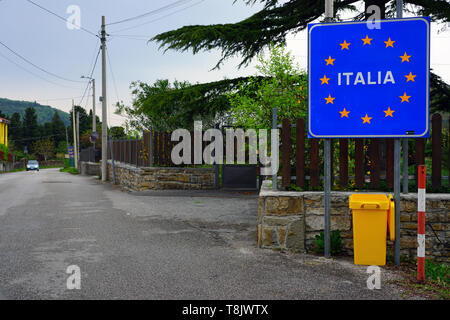 Triest, Italien, 12. Apr 2019 - Blick auf das Zeichen für die Eingabe von Italien an der Grenze zwischen Slowenien und der autonomen Region Friaul-Julisch Venetien in Stockfoto