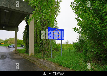 Triest, Italien, 12. Apr 2019 - Blick auf das Zeichen für die Eingabe von Slowenien an der Grenze zwischen Slowenien und der autonomen Region Friaul-Julisch Venetien Stockfoto