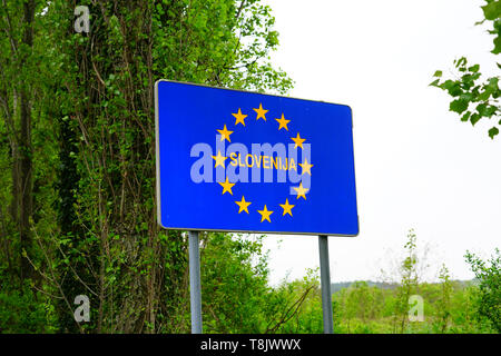 Triest, Italien, 12. Apr 2019 - Blick auf das Zeichen für die Eingabe von Slowenien an der Grenze zwischen Slowenien und der autonomen Region Friaul-Julisch Venetien Stockfoto