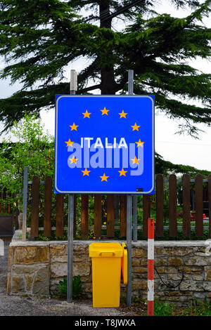 Triest, Italien, 12. Apr 2019 - Blick auf das Zeichen für die Eingabe von Italien an der Grenze zwischen Slowenien und der autonomen Region Friaul-Julisch Venetien in Stockfoto