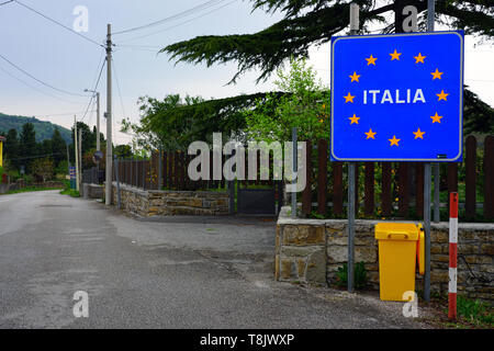 Triest, Italien, 12. Apr 2019 - Blick auf das Zeichen für die Eingabe von Italien an der Grenze zwischen Slowenien und der autonomen Region Friaul-Julisch Venetien in Stockfoto