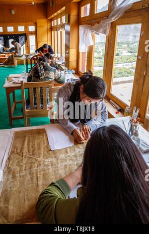 Indien, Bundesstaat Jammu und Kashmir, Himalaya, Ladakh, Indus Valley, Matho Kloster (gompa), in der Restaurierungswerkstatt, die Frauen des Dorfes Matho Stärken ein Thangka des frühen 16. Stockfoto