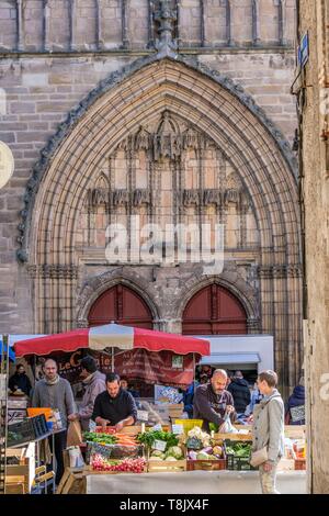 Frankreich, Lot, Cahors, markttag am Fuße der Kathedrale Saint Etienne Stockfoto