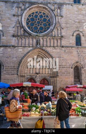 Frankreich, Lot, Cahors, markttag am Fuße der Kathedrale Saint Etienne Stockfoto