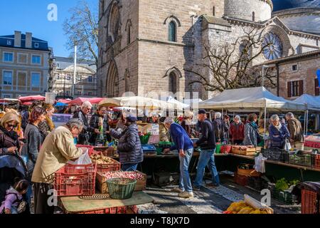 Frankreich, Lot, Cahors, markttag am Fuße der Kathedrale Saint Etienne Stockfoto