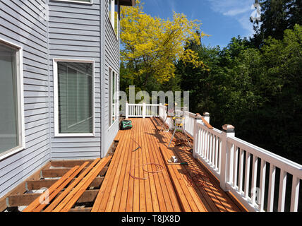 Holz Deck umgebaut mit neuen Red Cedar Holz Dielen installiert werden Stockfoto