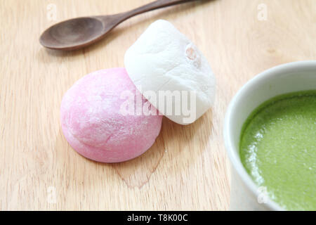 Mochi mit grünem Tee Stockfoto