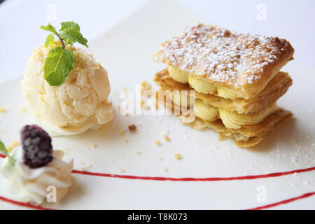 Millefeuille mit Eis Stockfoto