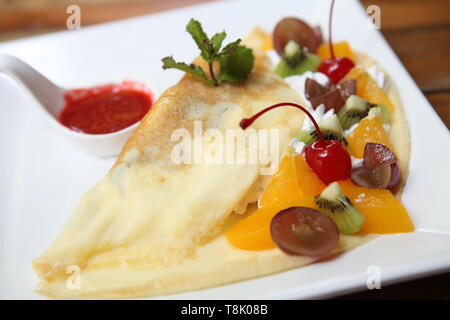 Crepe mit Früchten Stockfoto