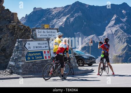 Frankreich, Savoyen, Massif des Cerces, Valloire, Radfahren Himmelfahrt des Col du Galibier, einer der Routen des größten Fahrrad fahren in der Welt, Foto obligatorisch ascentionists vor dem Bedienfeld oben Stockfoto